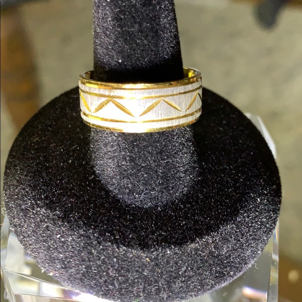 Mans wedding band.